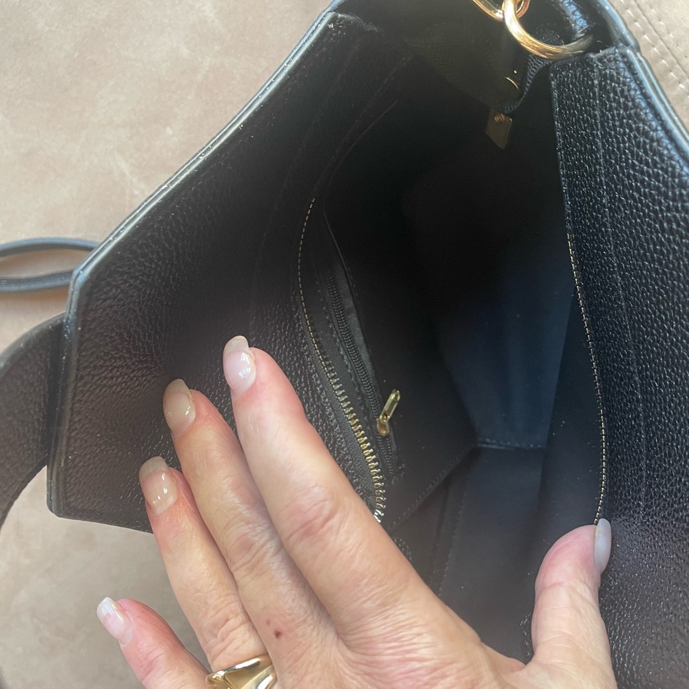 Elegant White Leather Handbag - Picture 4 of 4